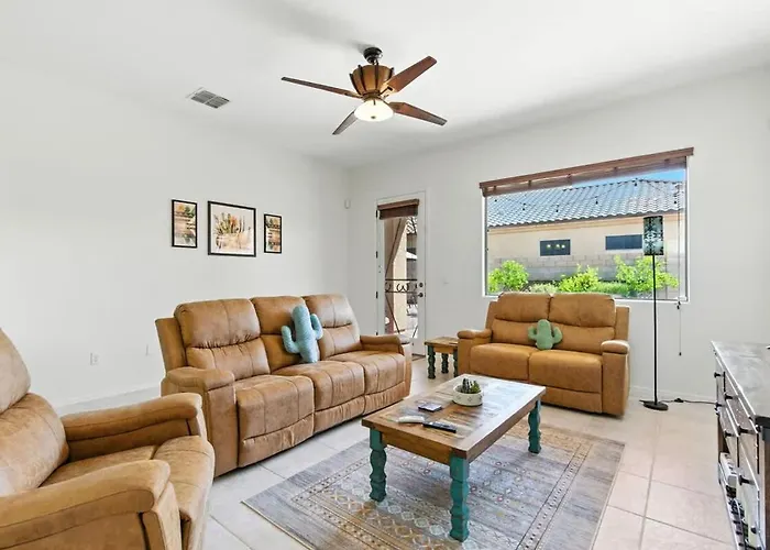 Desert Solace Retreat With Pool And Holiday home *
