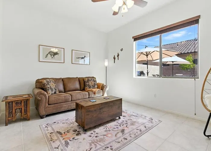 Desert Solace Retreat With Pool And Holiday home *